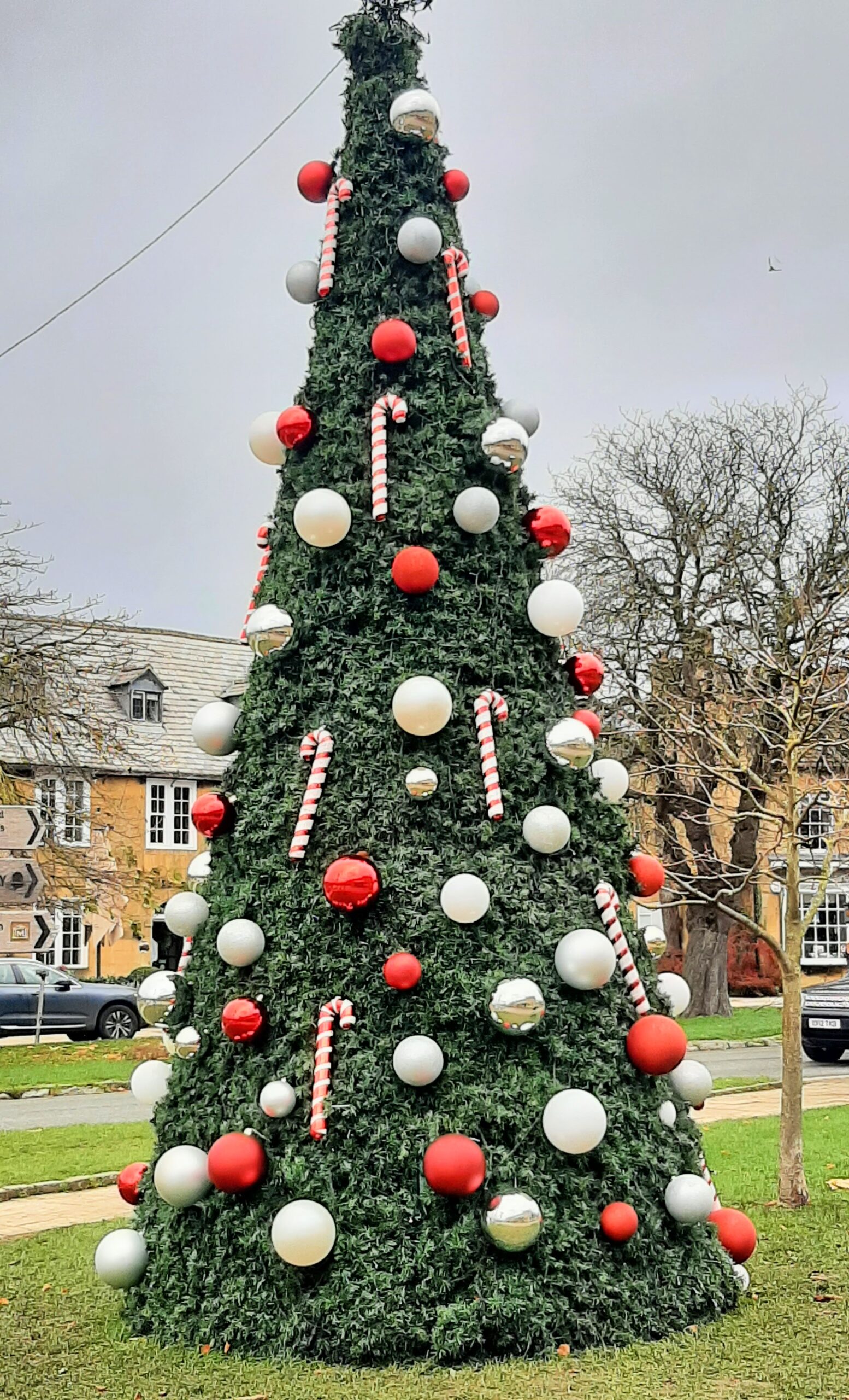 See Broadway's gorgeous decorations on our Christmas in the Cotswolds tour: Broadway edition!